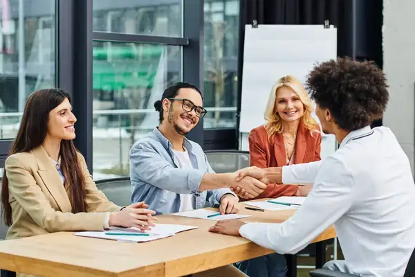 Vendedores con buena relación con sus clientes debido a que están utilizando técnicas de persuasión