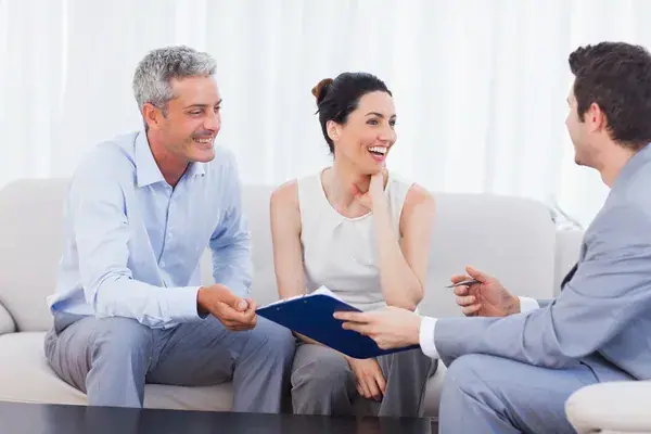 Vendedor aplicando técnicas de persuasión