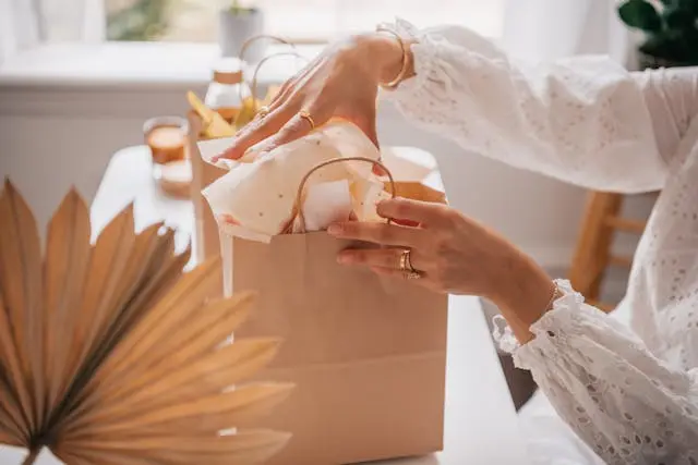 mujer envolviendo un producto