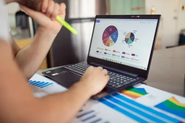 persona frente a computador con graficas
