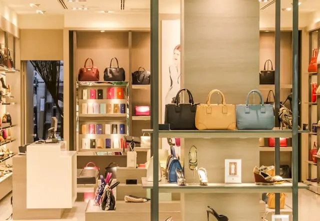 varios productos de mujeres en una tienda