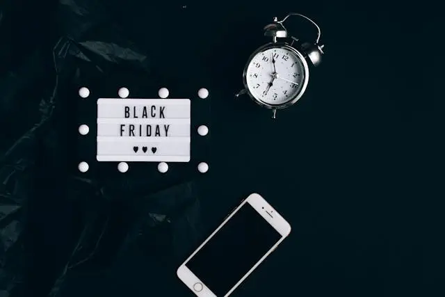 un telefono, un reloj anunciando tiempo limitado