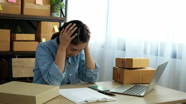 Mujer estresada como cometió errores comunes al crear propuestas de valor