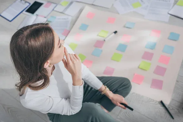 Mujer utilizando herramientas y plantillas que pueden ayudarte a crear una propuesta de valor