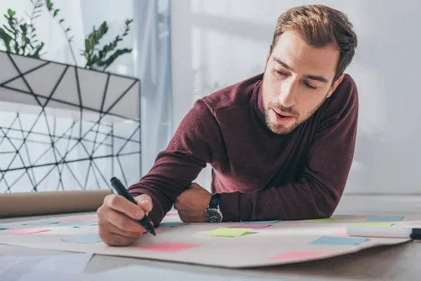 Joven creando un mapa de empatía después de identificar las preguntas para crear propuestas de valor