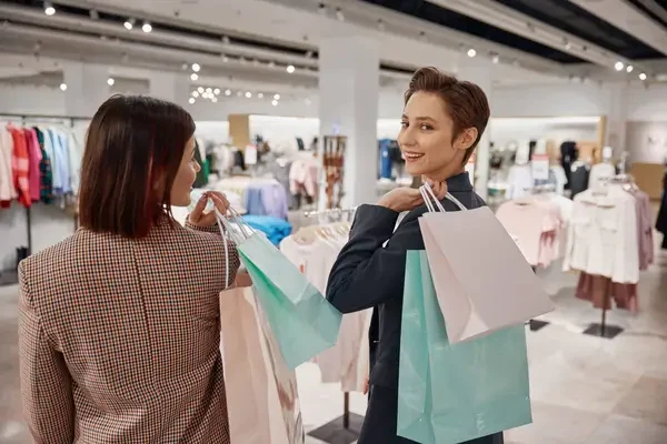 Dos mujeres realizando compras en un supermercado demostrando ser clientas fieles