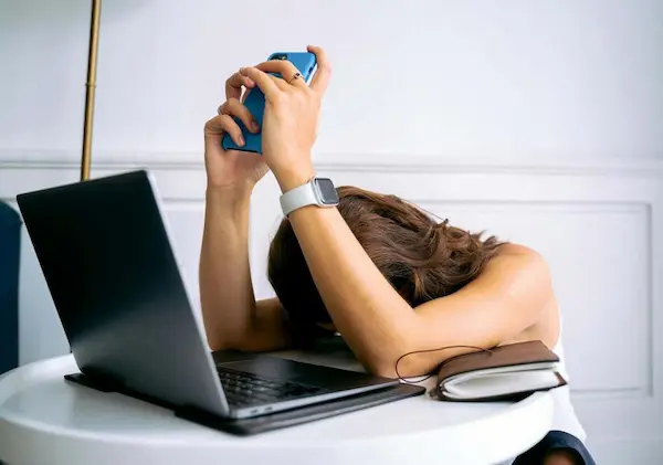 Qué es el burnout digital y por qué va más allá del estrés laboral