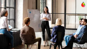 Imagen de una persona capacitando a compañeros en marketing para coach