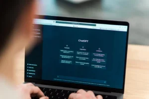 Pantalla mostrando una interfaz de inteligencia artificial, relacionada con la creación de prompts para mejorar el marketing digital