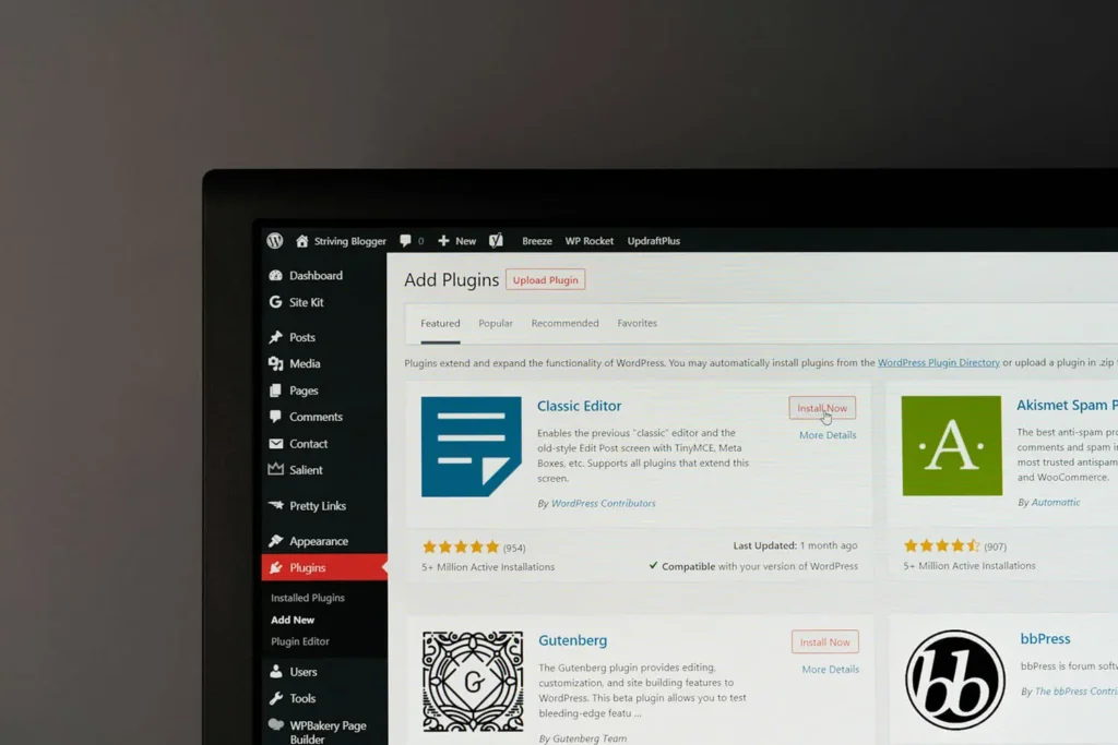 se muestra parte de una laptop con el escritorio de wordpress abierta