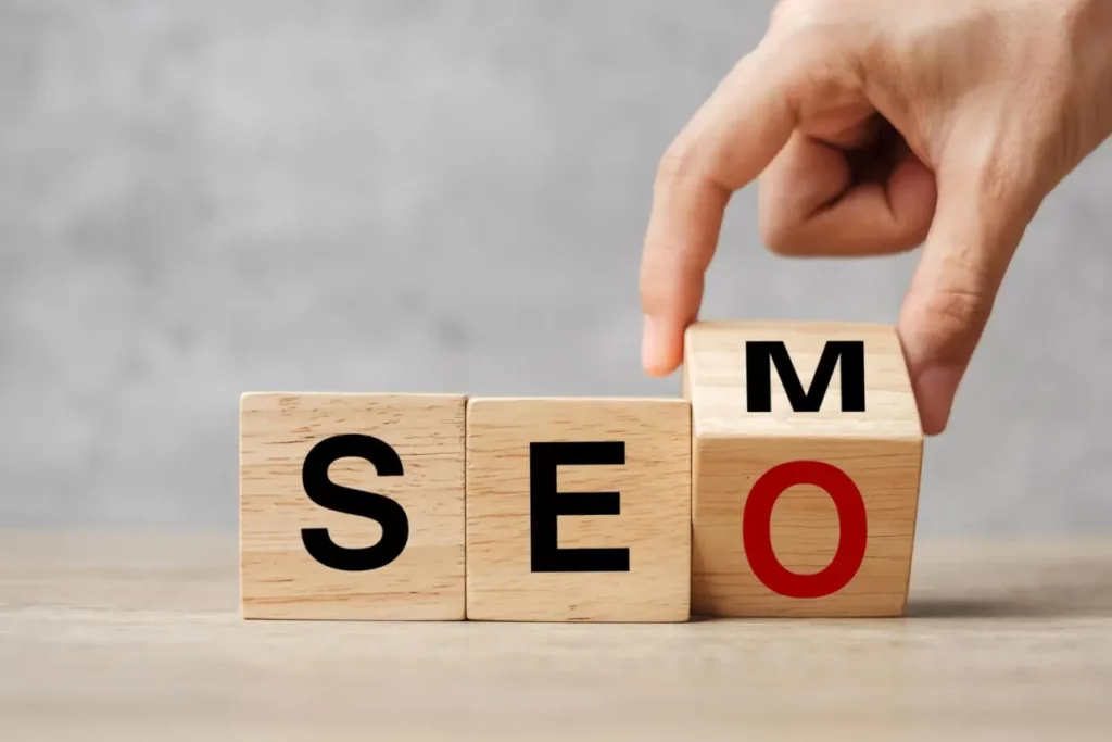 unos cubos mostrando la palabra seo y sem