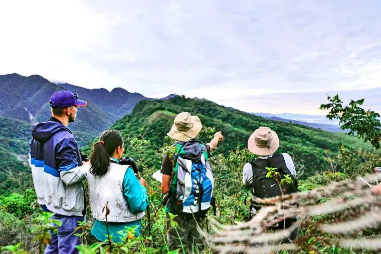 Persona del sector turismo representando el trabajo cercano de una agencia de marketing turístico enfocada en reservas reales