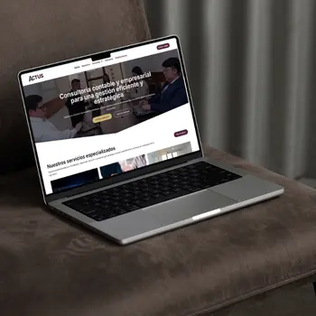 Mockup del sitio web desarrollado para Actus mostrando su diseño corporativo