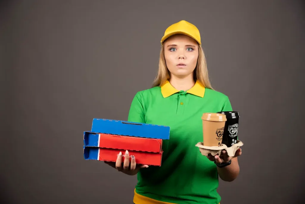 Comparación entre productos físicos y servicios, destacando sus principales características y diferencias.