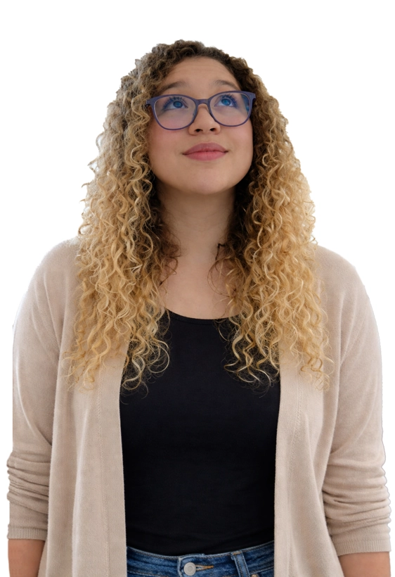 Consultora analizando dudas frecuentes sobre agencia SEO en Lima Perú