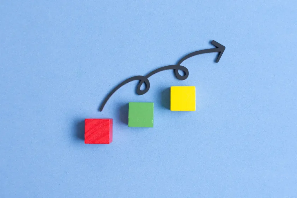 Qué es el ciclo de vida del producto y por qué es importante para la toma de decisiones estratégicas en un negocio.