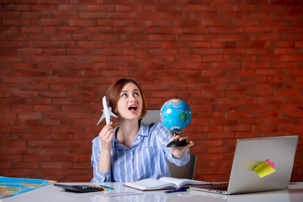 Importación y exportación como estrategia para negocios internacionales, comercio global y expansión de empresas en mercados internacionales.