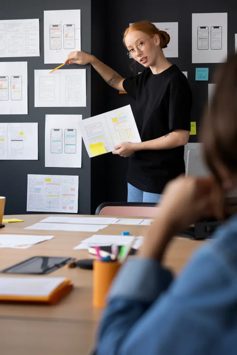 Equipo trabajando en la metodología de branding para construir una identidad de marca clara