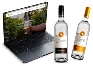 Mockup de laptop con página web de Pisco Sotelo junto a dos botellas de pisco