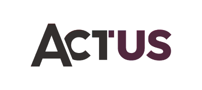 Logo de Actus con tipografía en color negro y vino tinto