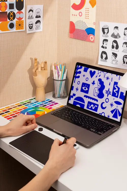 Agencia de branding desarrollando identidad visual con paleta de colores, ilustraciones y diseño gráfico para una marca