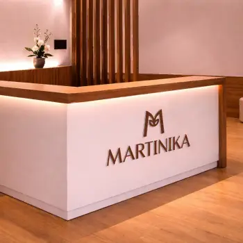 Recepción interior con identidad visual de Martinika aplicada en mostrador iluminado
